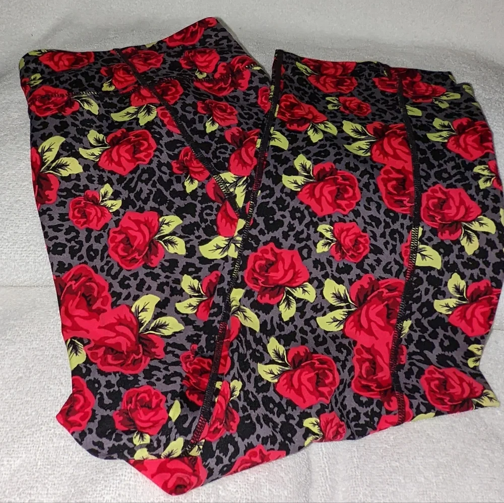 Betsey Johnson performance floral capri leggings. XL